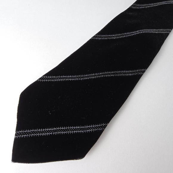 Giorgio Armani Velvet Black Tie With Subtle Metallic SilverThreaded Stripes 56” - Picture 2 of 11